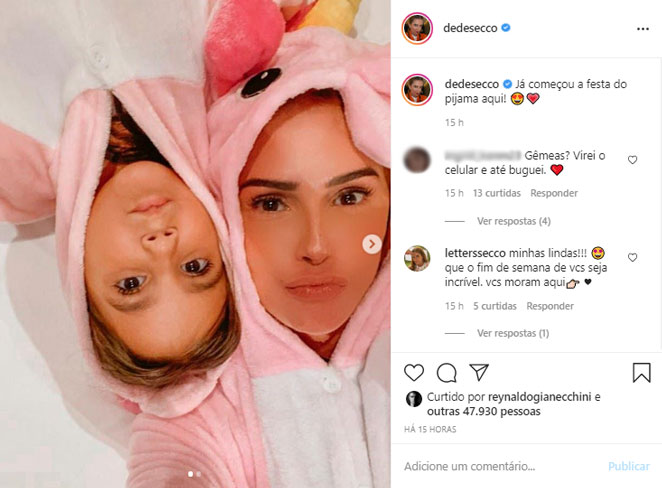 Deborah Secco tem noite das meninas com a filha