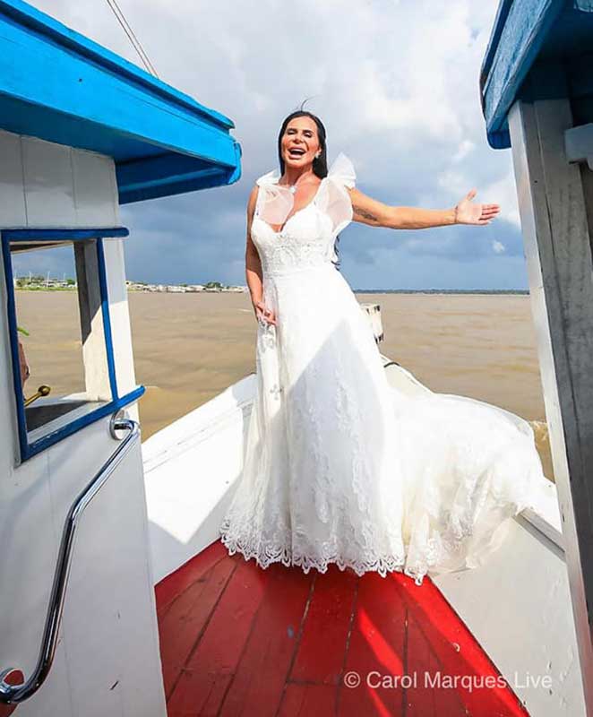 A alegria da noiva no barco
