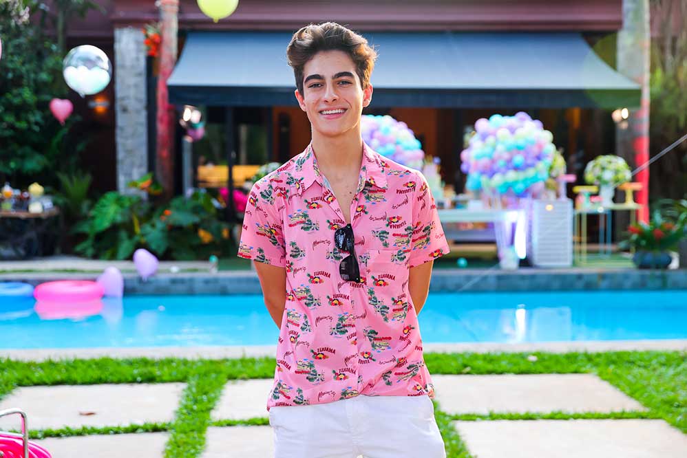 Lucas Burgatti fez questão de posar para os fotógrafos presentes no local