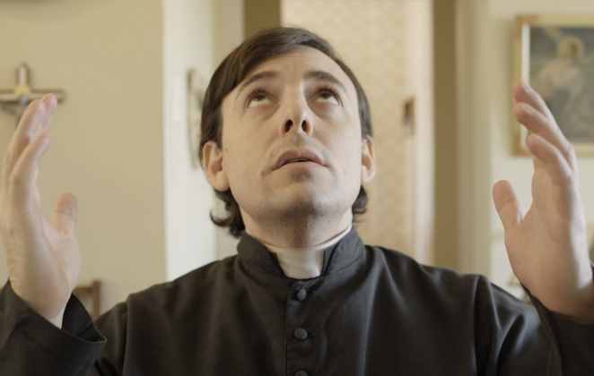Rafael Pimenta em cena da série Confessionário Online
