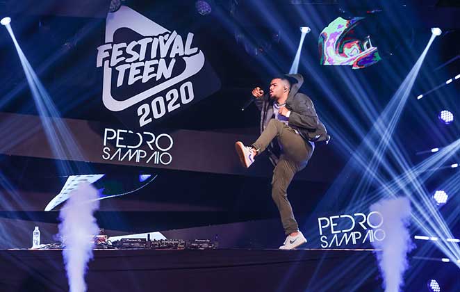 Pedro Sampaio subiu na mesa de som durante sua performance no Festival Teen 2020 Live Show