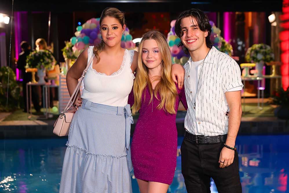 Maria Cavalcante e o namorado Cauan Jolt fizeram questão de posar com a aniversariante