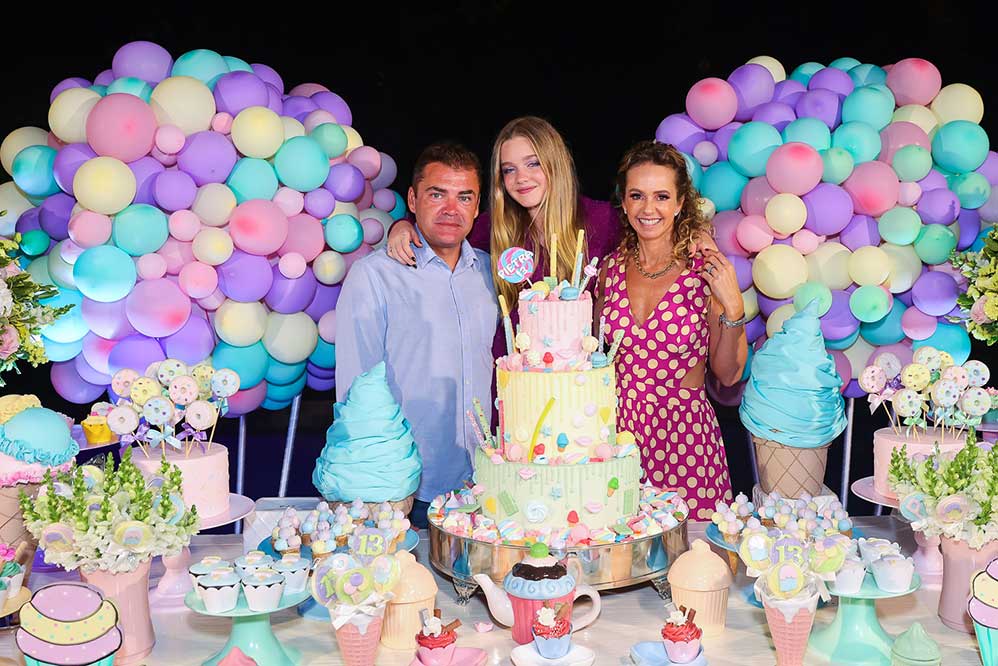 Pietra Quintela posou ao lado dos pais Marcos Quintela e Deborah Quintela