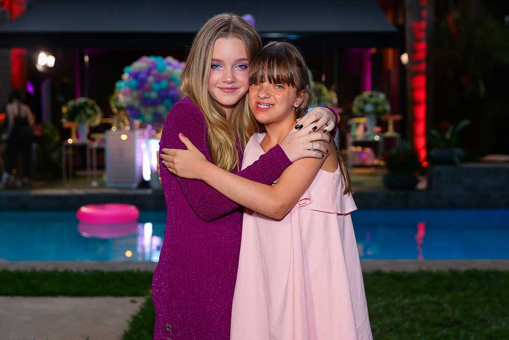 A aniversariante posou abraçada com Rafaella Justus