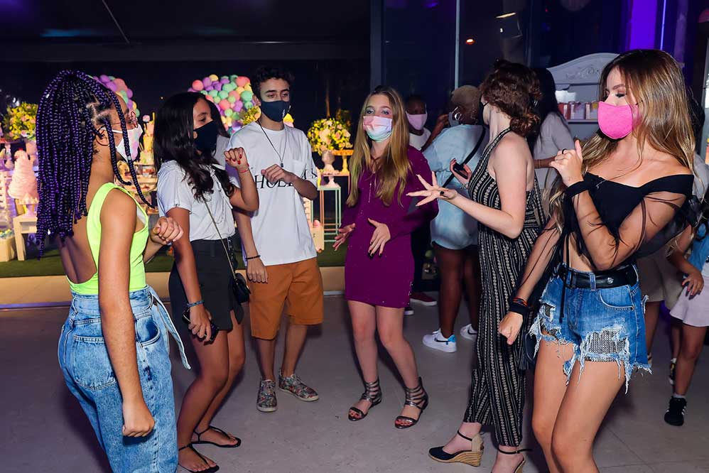 A jovem se esbaldou ao lado dos amigos, todos de máscara para evitar o contágio pelo novo coronavírus