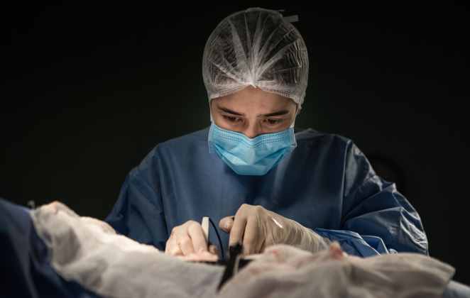 Marjorie Estiano em cena da série Sob Pressão, da TV Globo