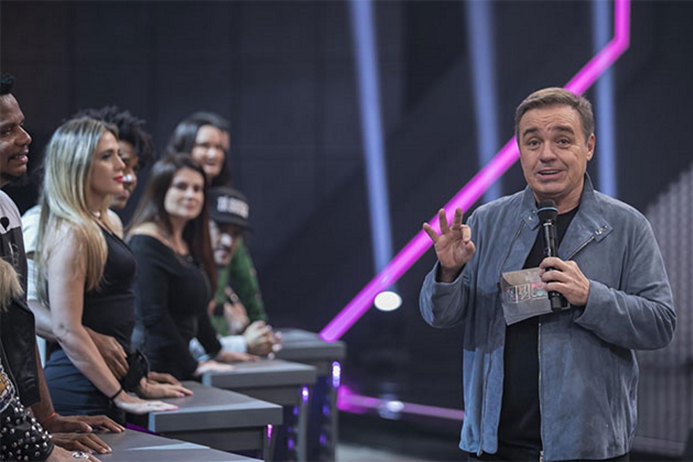 “Desacelerei minha vida profissional em função de meus filhos e da minha familia. Era uma loucura ter um programa semanal de quatro horas de duração e ao vivo. Fiz isso porque quis. A proposta da Record TV foi uma boa porque trabalho alguns meses e fico de folga nos demais”, sobre apresentação do Power Couple