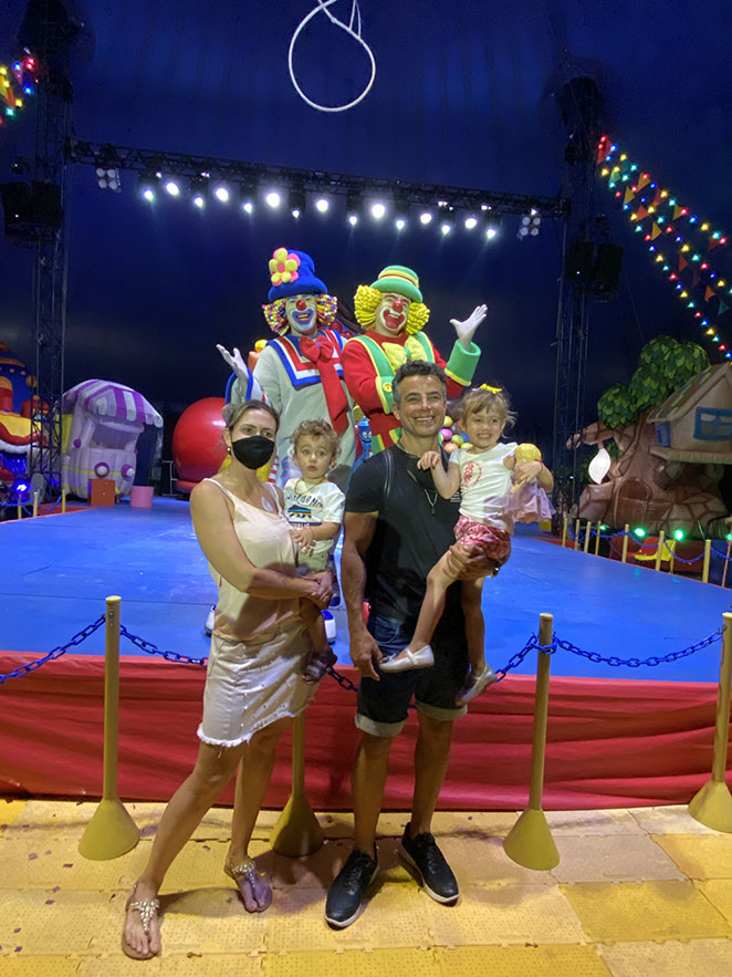 Anderson Di Rizzi curtiu circo do Patati Patatá com a esposa e os filhos