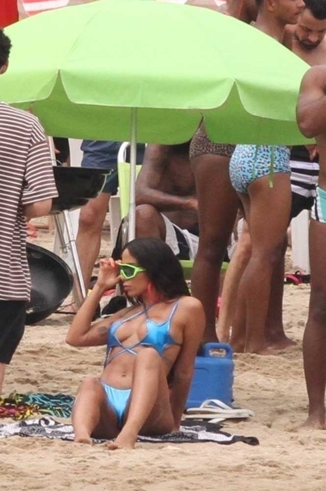 Anitta grava clipe no Piscinão de Ramos com direito a beijão e biquíni sexy