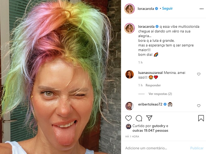 Carolina Dieckmann posou com os cabelos coloridos na web