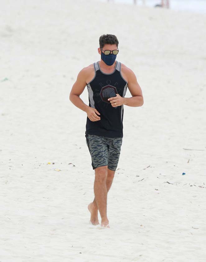 Cauã Reymond aproveitou o tempo livre para se exercitar