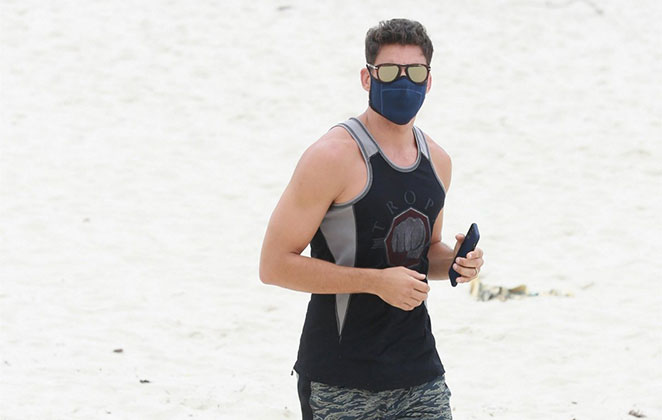 Cauã Reymond corre pela praia da Barra da Tijuca