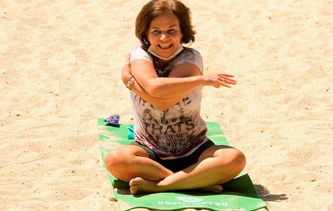 Claudia Gimenez se exercitando na praia