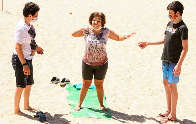 Claudia Gimenez foi à praia com dois amigos