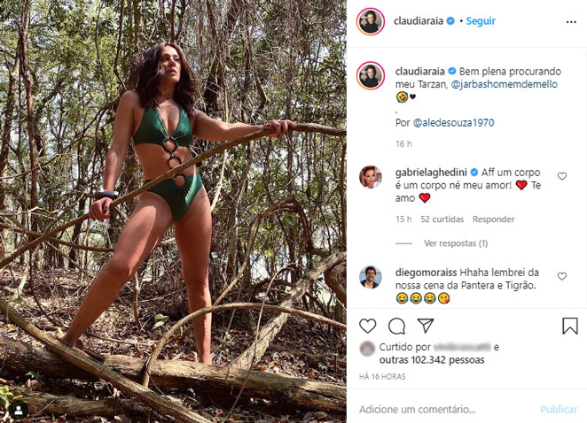 Claudia Raia arrasa em foto de maiô