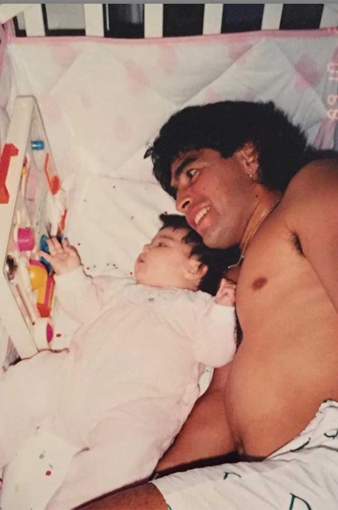 Dentro do berço com a filha Gianinna Maradona