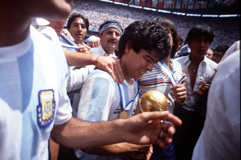 Com a taça nas mãos, Maradona celebra o título mundial da Argentina