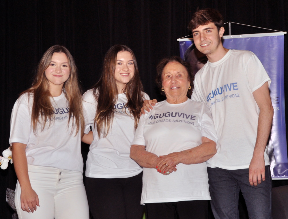 Família de Gugu Liberato lança campanha #GuguVive