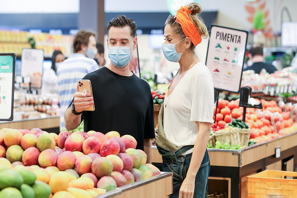 Adriane Galisteu e marido Alexandre Iodice fazem compras em supermercado e tiram fotos divertidas de frutas