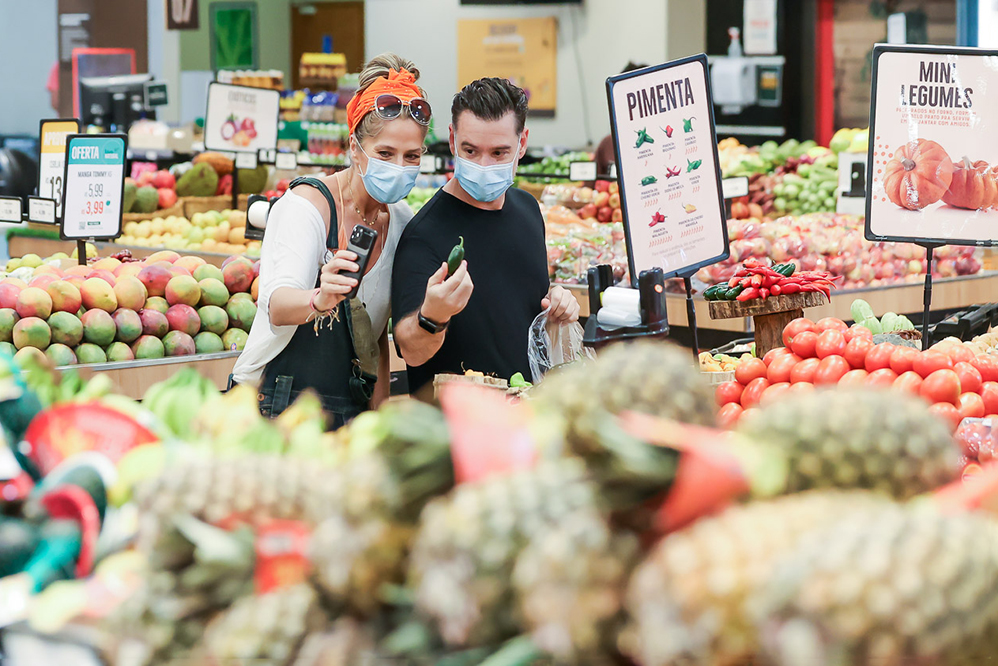 Adriane Galisteu e marido Alexandre Iodice fazem compras em supermercado e brincam tirando foto de frutas