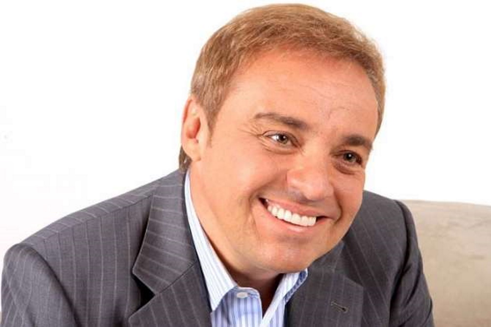 “O Silvio me pagou 50 cruzeiros por cada ideia e ganhei, em um único dia, mais do que o meu salário”, Gugu relembrando do início da carreira no SBT, como auxiliar de produção, ao Jornal do Brasil, em 1990