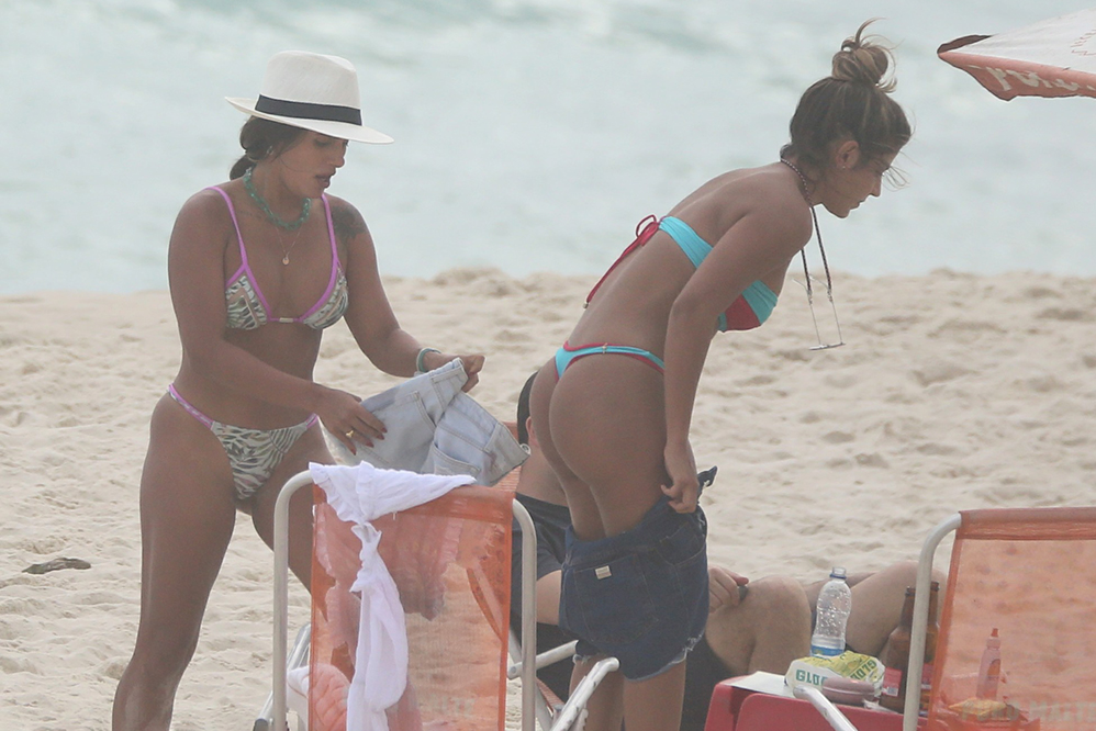 Ex BBBs Carol Peixinho e Hariany Almeida aproveitam dia de praia e exibem boa forma