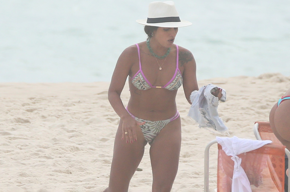 Ex BBB Carol Peixinho arrasa com corpão em dia de praia com amiga Hariany 