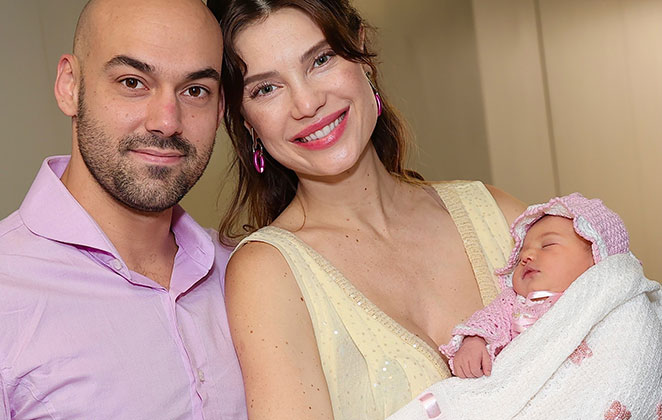 Júlia Pereira e Amilcare Dallevo Neto deixaram a maternidade com Suzanne nos braços