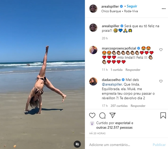 Leticia Spiller dá show de elasticidade na praia