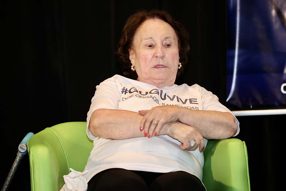 Mãe de Gugu Liberato se emocionou durante o evento