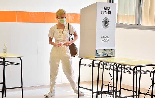 Manu Gavassi votou em bairro da Vila Mariana em São Paulo