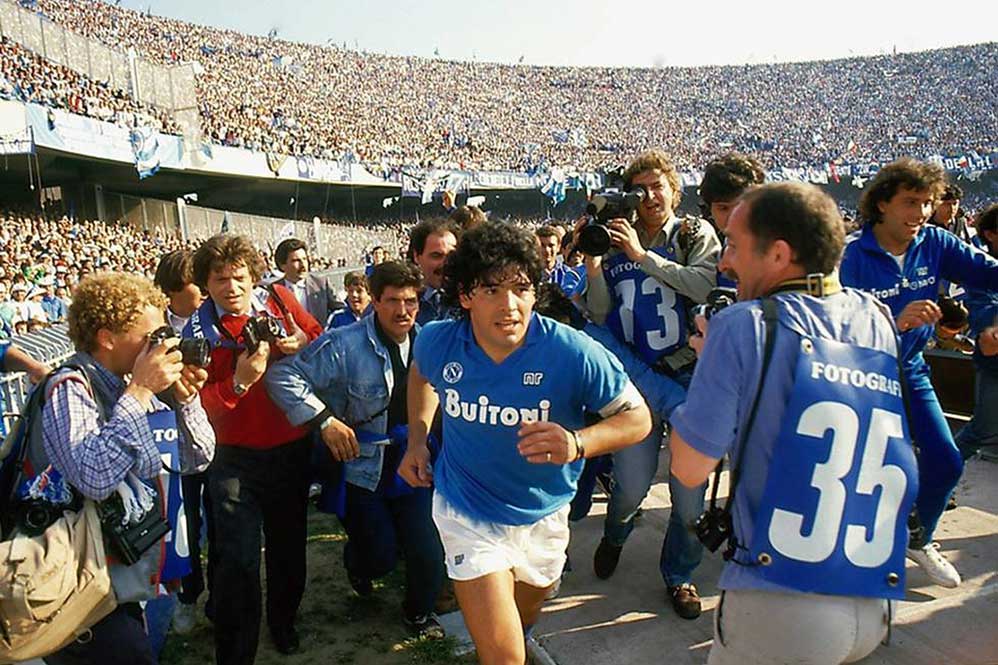 Maradona, durante sua etapa no Napoli, em uma fotografia do documentário