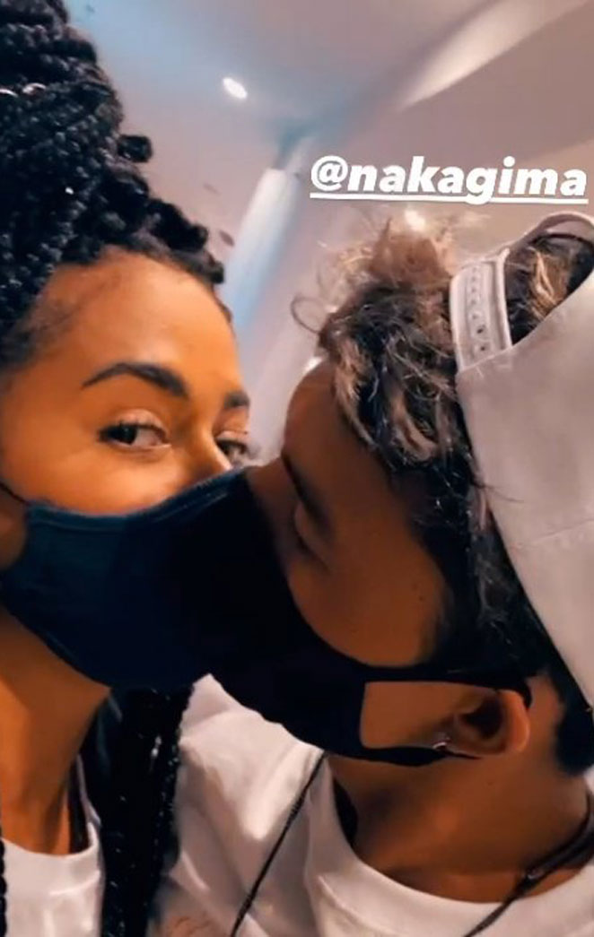 MC Loma e Nakagima trocam selinho