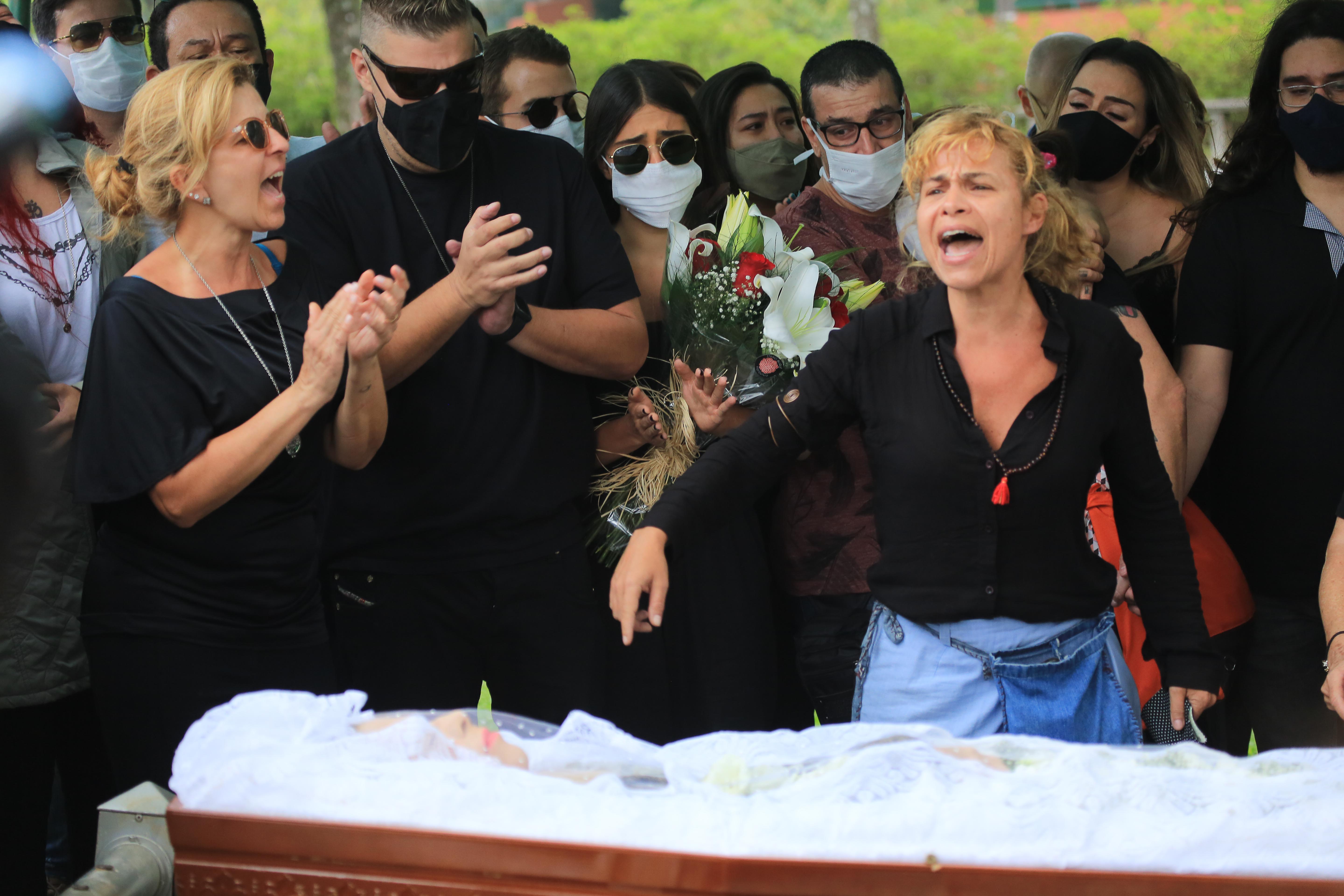 Aretha Marcos cantou na despedida da mãe