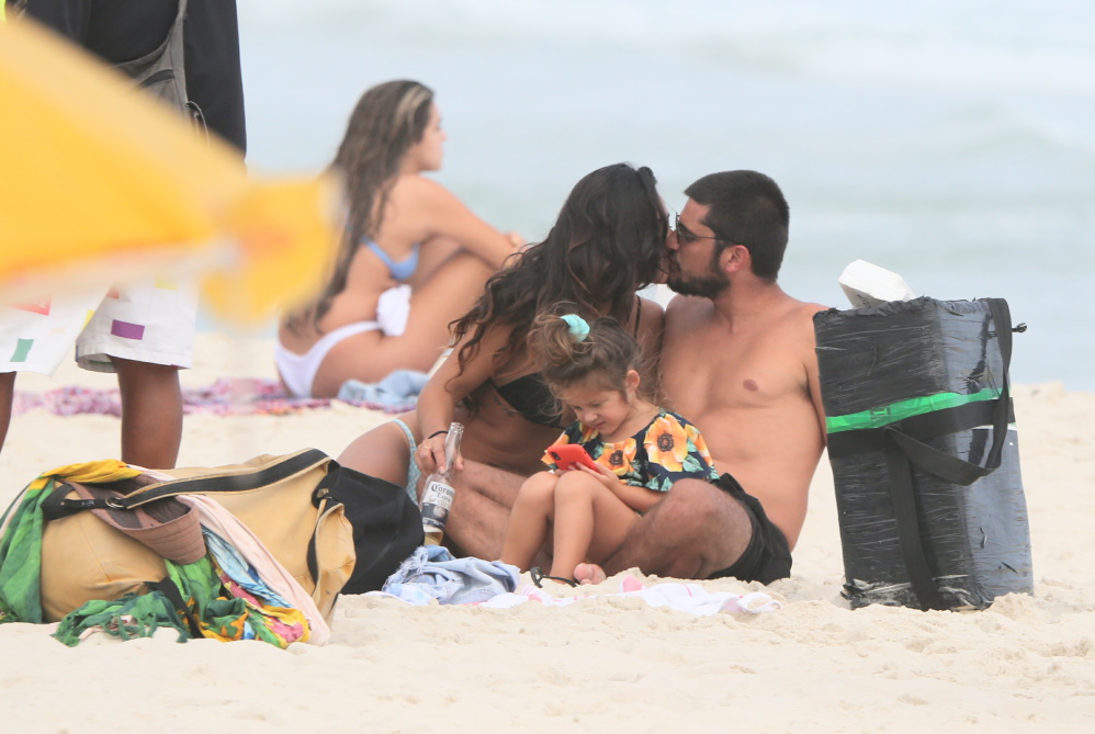 Bruno Gissoni e Yanna Lavigne dando um beijinho