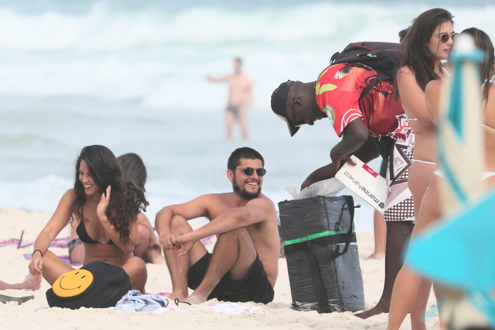 Bruno Gissoni e Yanna Lavigne aproveitaram o sabadão na praia