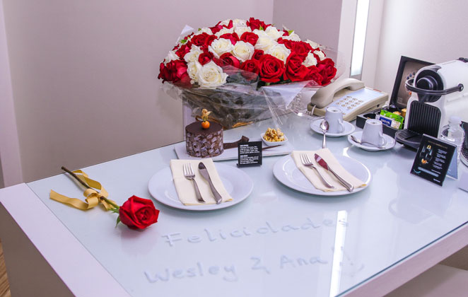 Ana Paula Minerato recebe surpresa do namorado, Wesley Santesso