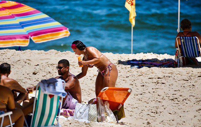 Viviane Araujo fez questão de passar protetor solar no amado durante dia de praia