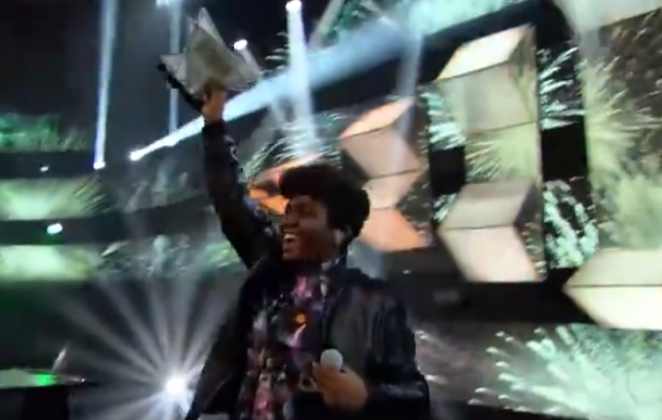 Sidinho levanta o troféu