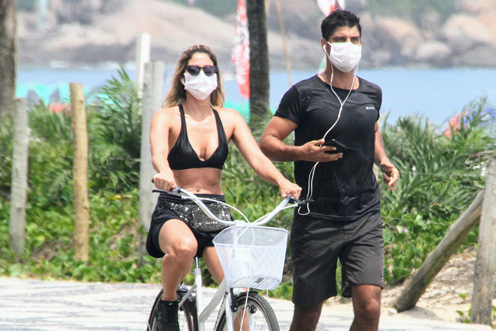 Carol Castro e Bruno Cabrerizo pedalam na Orla da zona sul do Rio