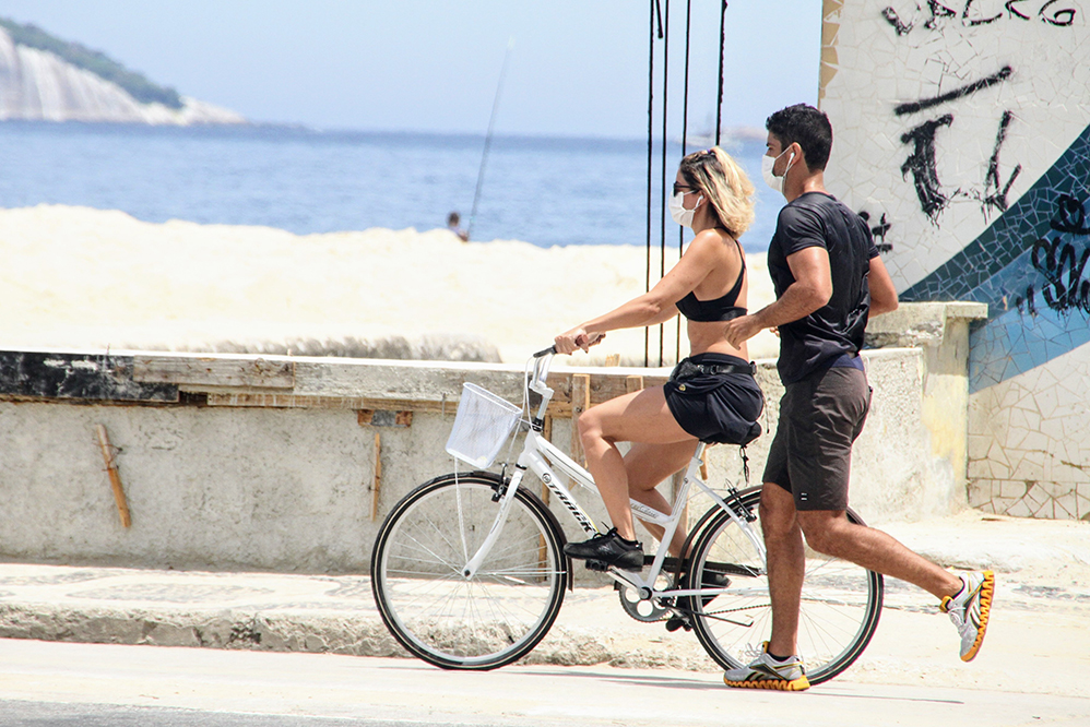 Carol Castro e Bruno Cabrerizo pedalam na Orla da zona sul do Rio