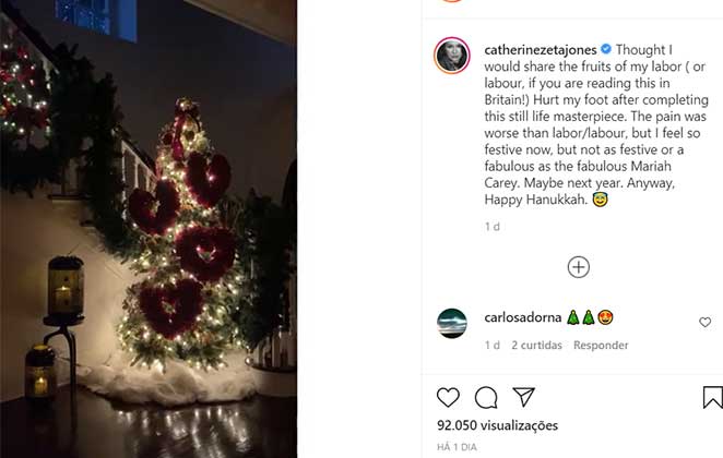 Catherine Zeta-Jones  exibe a árvore de Natal que enfeitou
