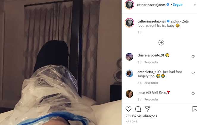 Catherine Zeta-Jones mostra o pé machucado, após enfeitar a casa para o Natal