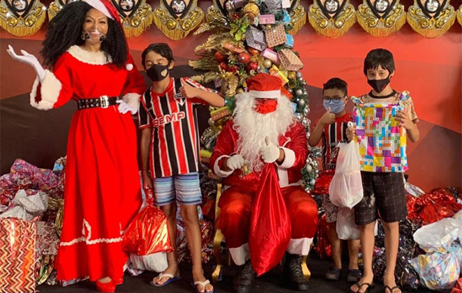 Crianças felizes com os presentes