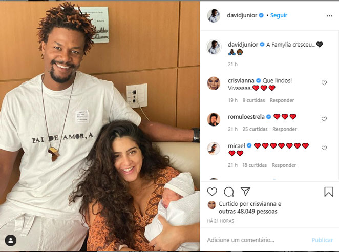 O ator David Junior posou orgulhoso ao lado da esposa e da filha