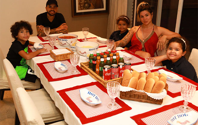 O clã reunido para saborear um delicioso cachorro-quente