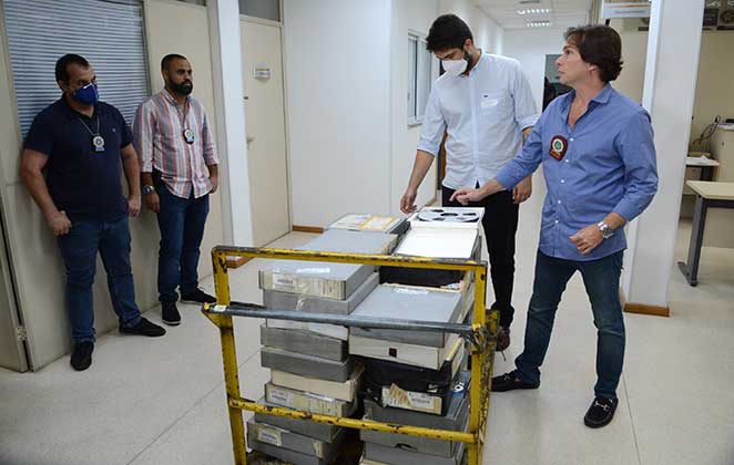 Giuliano Manfredini recebe material produzido por Renato Russo