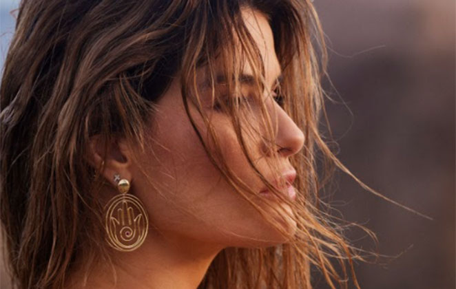 Modelo lança estilosa coleção de joias