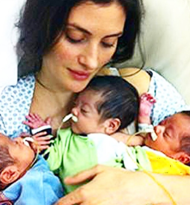 Isabella Fiorentino com seus trigêmeos, que nasceram prematuros