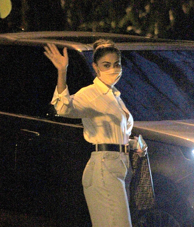 Juliana Paes optou por look elegante para sair à noite